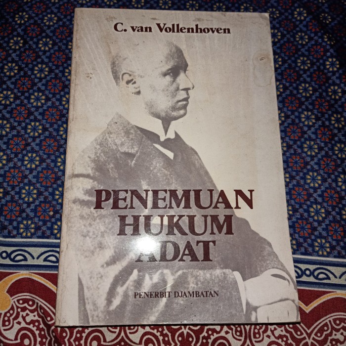 FLASH SALE PENEMUAN HUKUM ADAT VAN VOLLENHOVEN TERLARIS