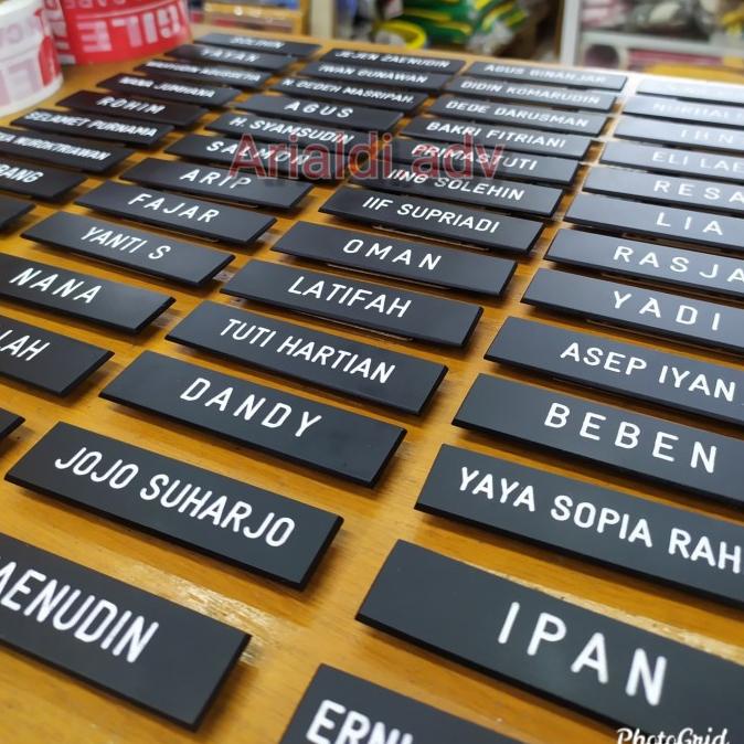 

papan nama dada/name tag grafir hitam doff ukuran 28 cm - MAGNET