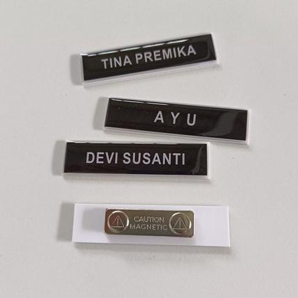 

Nama Dada Kuningan Name Tag Peniti Bahan Akriklik