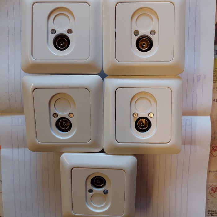 [Ori] Berker Socket Outlet Stop Kontak Tv Putih Gading..Stock/Type Lama Terbaru