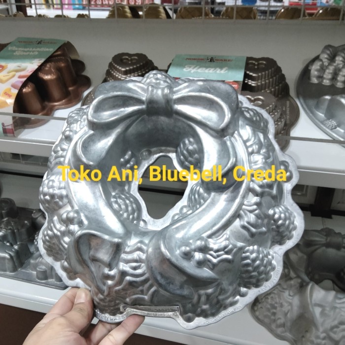 

[Baru] Nordic Holiday Wreath Bundt Pan Terbatas
