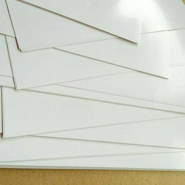 

Terbaik ( 50 Lembar ) Kertas Art Carton 400 Gsm / Karton Glossy Uk A4 / 21cm x 29.7cm ~