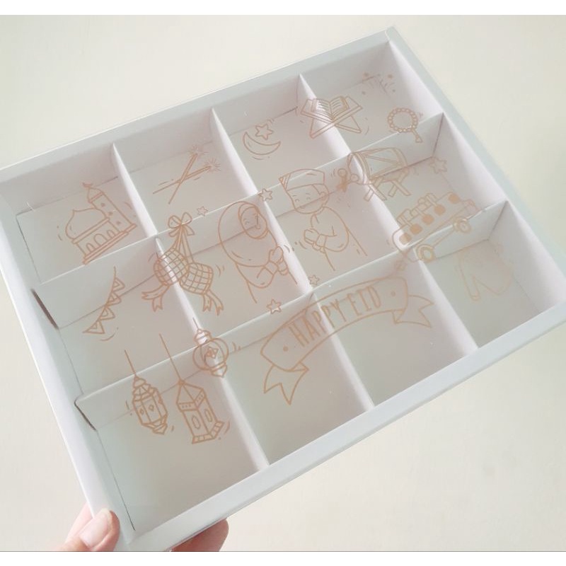 

5 pcs dus box cookies mika motif idul fitri putih sekat 12 size 7,3 cm