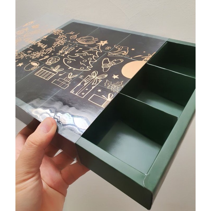 

5 pcs dus box eggtart mika motif natal hijau sekat 12 size 7.3 cm