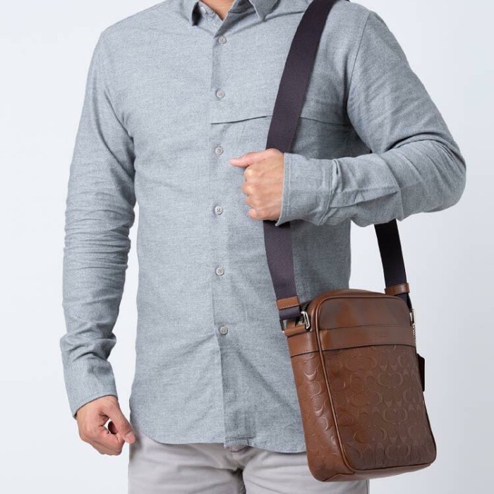 ✅New Tas Pria C O A C H Flight Bag Emboss Saddle Terbatas