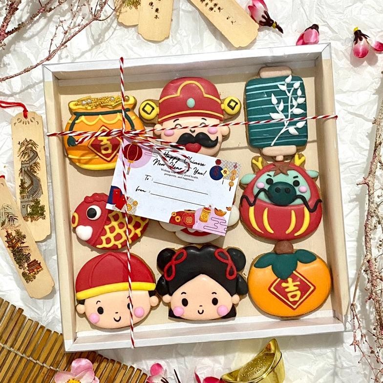 

TRE Imlek Character Box ( Sincia / Kukis CNY Collection) - (isi 9 pcs) Sugar Cookies / Decorated Cookies / Kukis Hias TERLARIS