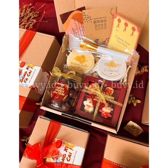 

TRE Hampers Imlek GOLD | Box 15x15x5 | Hampers Chineese New Year of Tiger | Hampers Coklat Imlek | Kado Gift Imlek | Hamper Imlek | Parcel Parsel Imlek 2022 | CNY Hampers TERLARIS