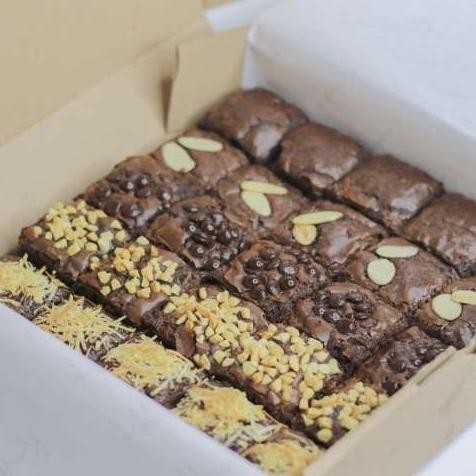 

PROMO MURAH Brownies Fudgy Dark Cokelat Skat 20x20 (Isi 25 pcs) / Brownies Box Panggang / Hampers Brownies / Gift Valentine Wisuda Ulang Tahun