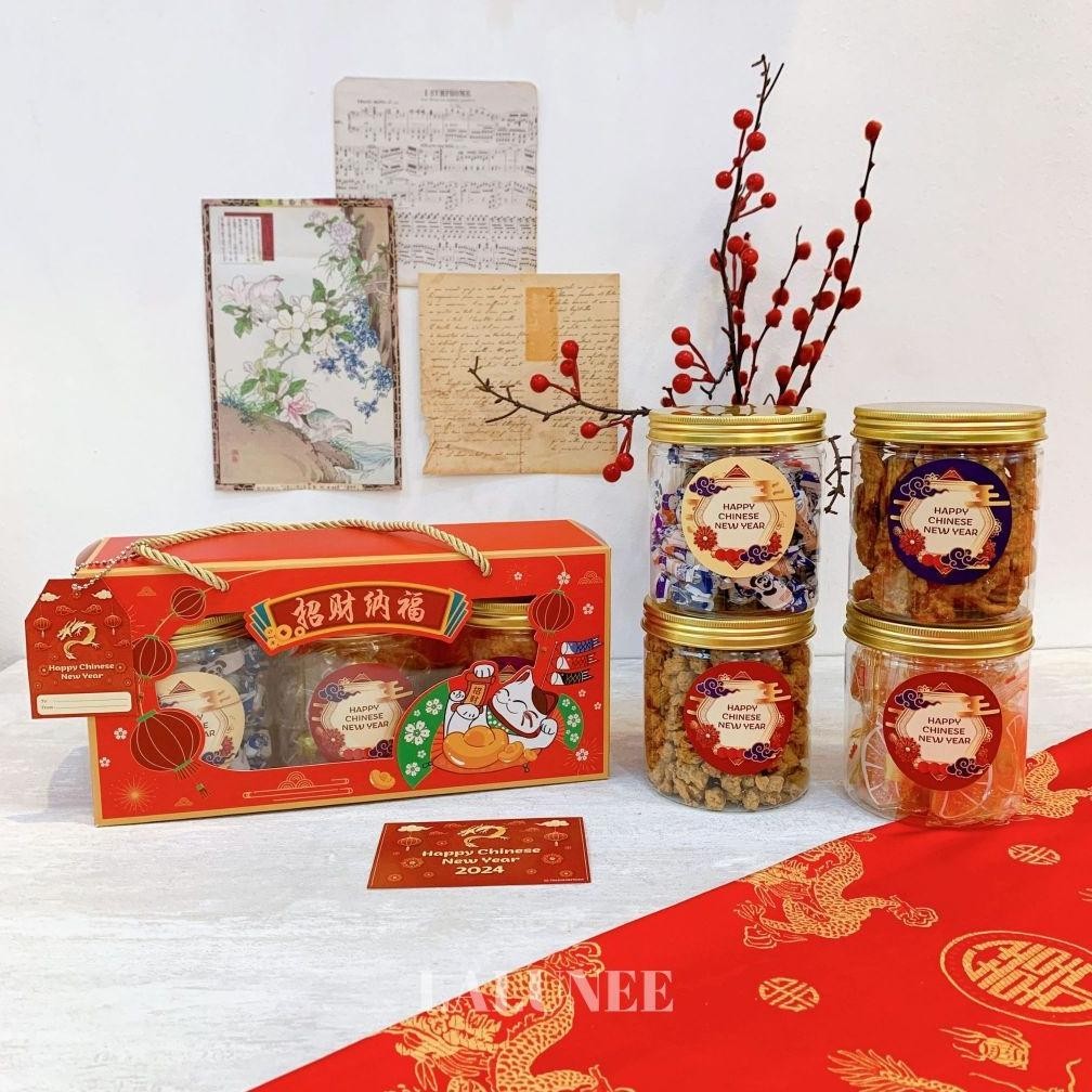 

CNY Hampers Imlek isi 3 - Tahun Naga Sincia - Souvenir Snack Kacang Telur Emping dan Permen Jeruk Susu - Chinese New Year Hampers