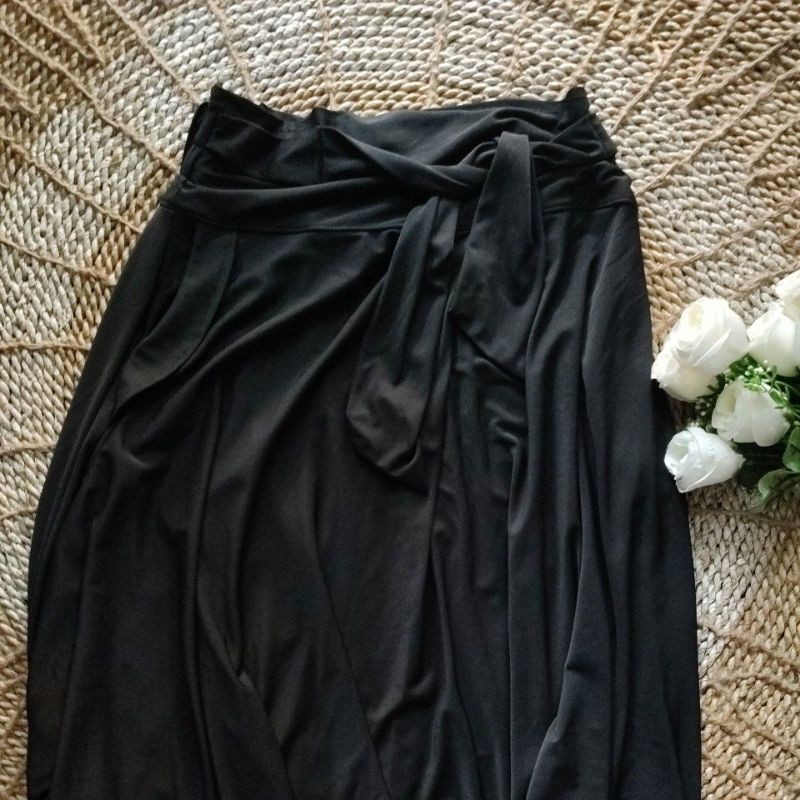 Rok panjang hitam klok model payung