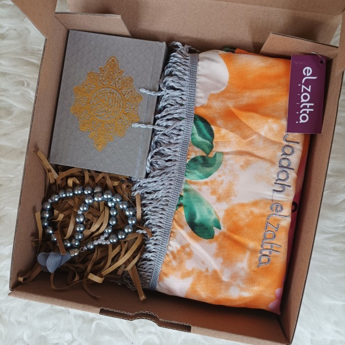 

Ready SZ04. Gift Set Sajadah Elzatta Al-quran Tasbih parcel hampers lebaran