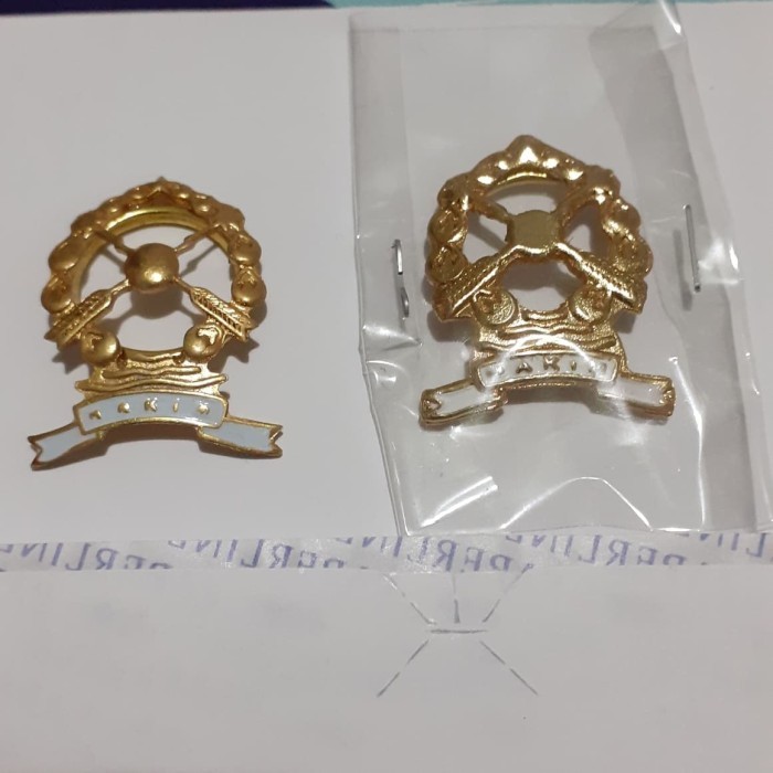 

Ready pin hakim kwalitas terbaik pakai magnet/peniti