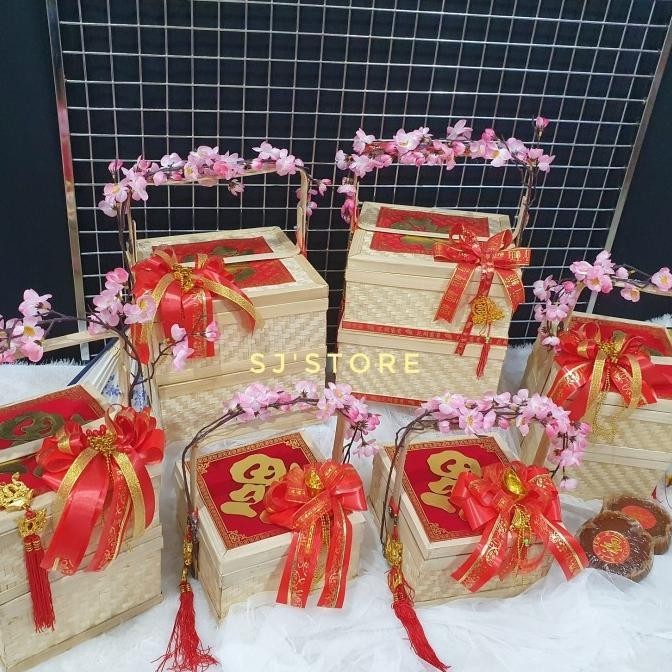 

Chinese New Year Box Hampers Kue