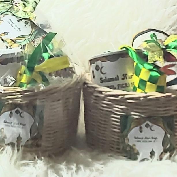

Hampers Lebaran Sajadah.Pouch.Mug.Keranjang Rotan