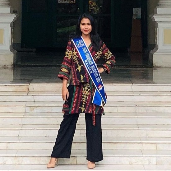 Naenggo Kain Tenun Ikat Maluku 12Benang Motif Cengkeh