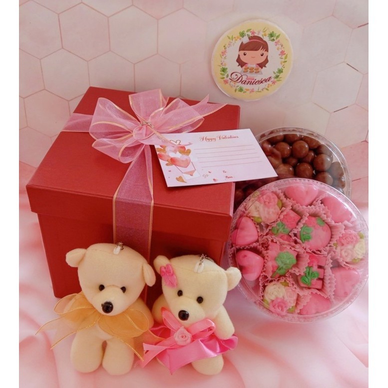 

Hampers Valentine Coklat Boneka Dikemas Kotak Hardbox Merah