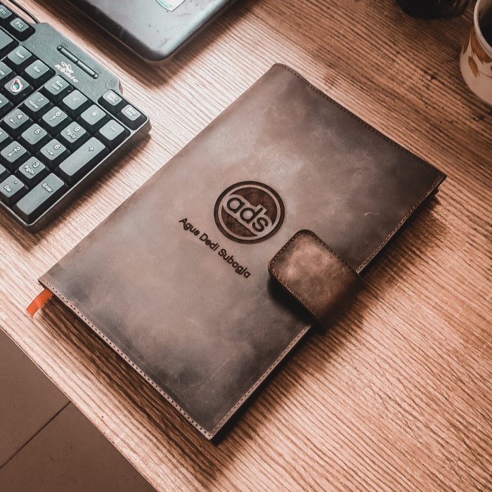 

BARANG TERLARIS Buku Agenda Kerja A5 cover kulit Sapi Free Grafir Suka Suka