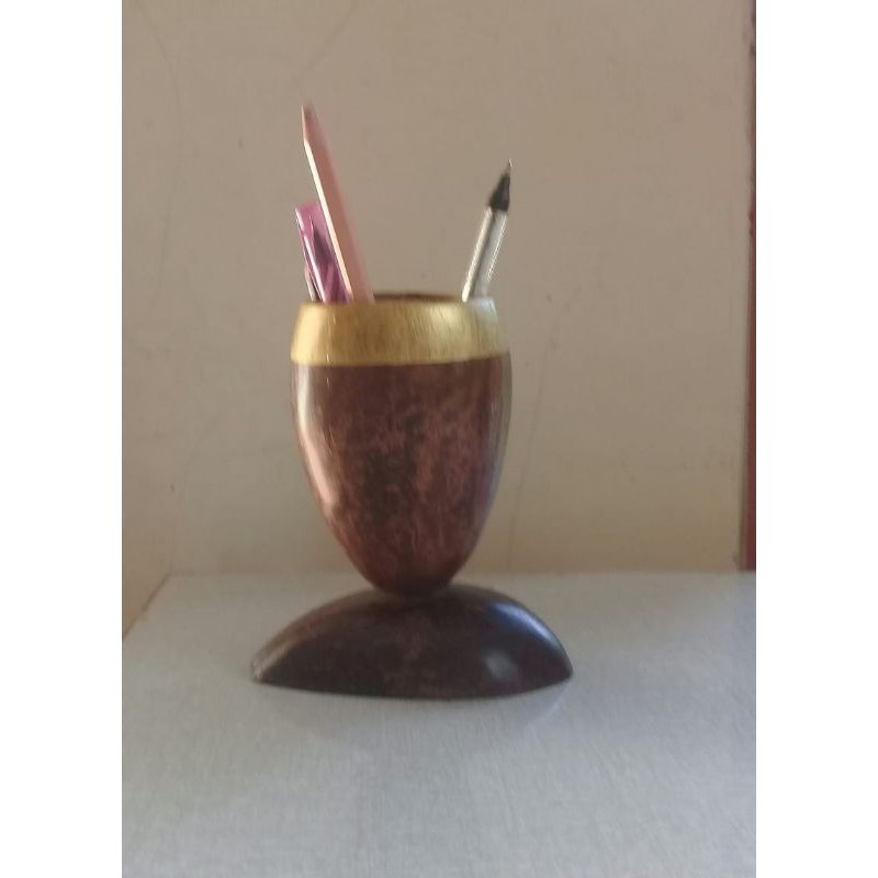 

kerajinan tangan wadah pensil dan pulpen dari batok kelapa