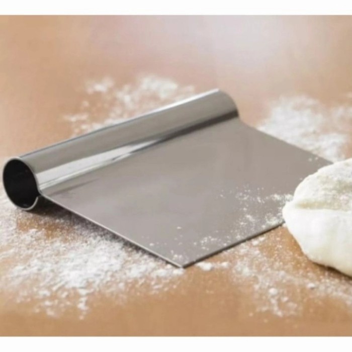

Scrapper Pemotong Kue Penghalus Adonan Bahan Stainless Anti Karat 15Cm