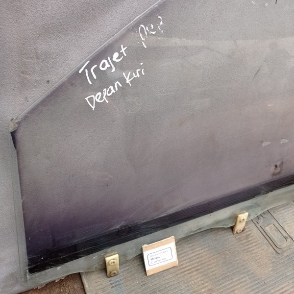 Kaca Pintu Depan Kiri Hyundai Trajet #