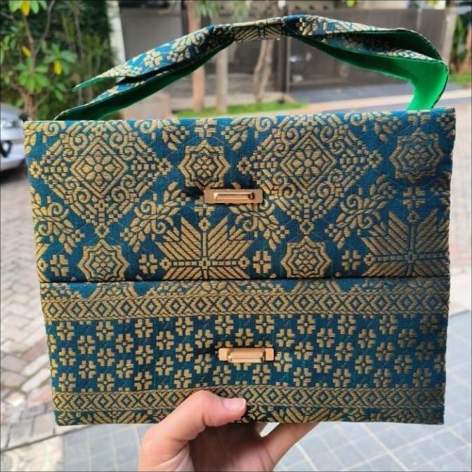 

Box Hampers Idul Fitri/Lebaran Laci 2 Susun, Muat 4Toples Hardtop 112 Jemimamart_