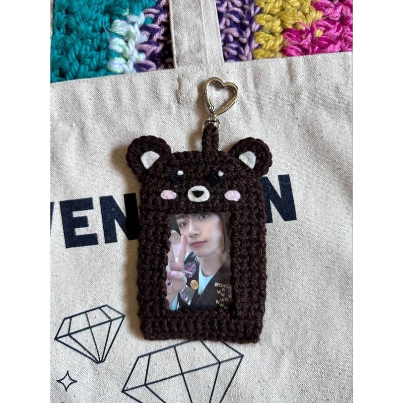 

Bear Enhypen KPOP PC Photocard Holder Crochet ID Card Lanyard Holder Rajut Dompet ID Card Dompet Kartu Gantungan Name Tag Kalung Tempat Gantungan IDcard Rajutan Korea | Svt Twice Blackpink Exo New Jeans