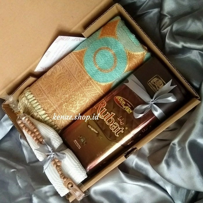 

Paket Kado Cowok Sarung Sajadah Hampers Perlengkapan Sholat Laki-Laki