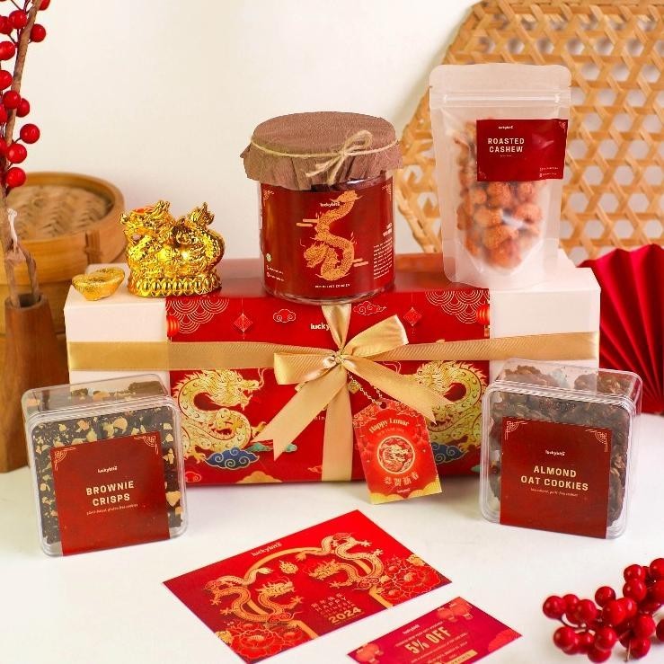 

Hampers Imlek / Cny Hampers / Parcel Imlek - Semi Hardbox - Oatmeal Cookies + Red Velvet Cookies + Brownie Crisps + Kacang Mede + Miniatur Naga + Free Kartu + Pita + Voucher + Bubble Wrap | Luckybite New