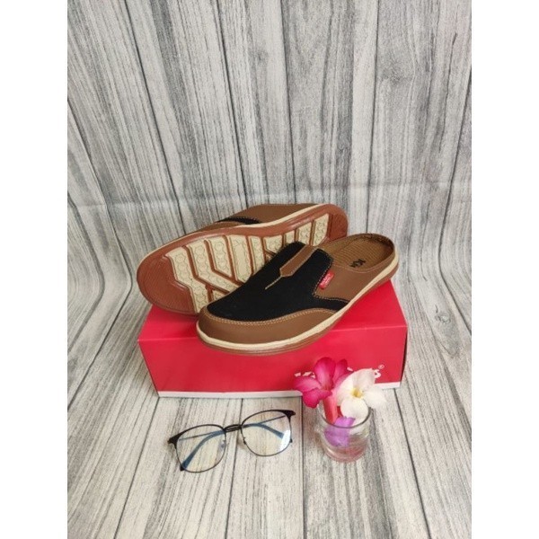 Sepatu slop/sepatu kickers /sepatu sandal /sepatu santai /slop kickers /kickers slop /kickers slipon