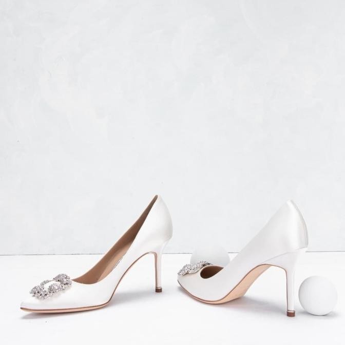 Manolo Blahnik Hangisi 90 Satin Pumps With Clc Crystal Buckle Cream