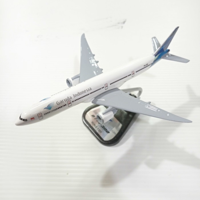 REPLIKA MINIATUR PESAWAT GARUDA INDONESIA B777-300ER