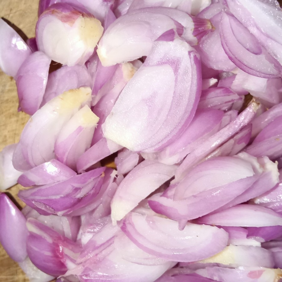 

bawang merah iris per 1ons