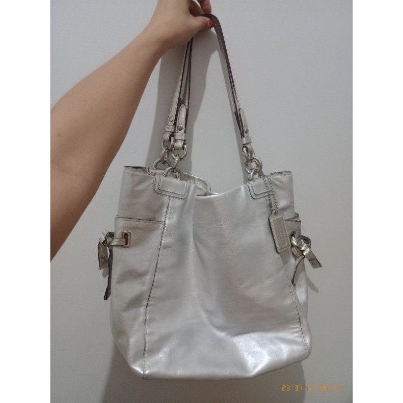 Preloved Tas Bahu Coach Pleyton Silver Auth