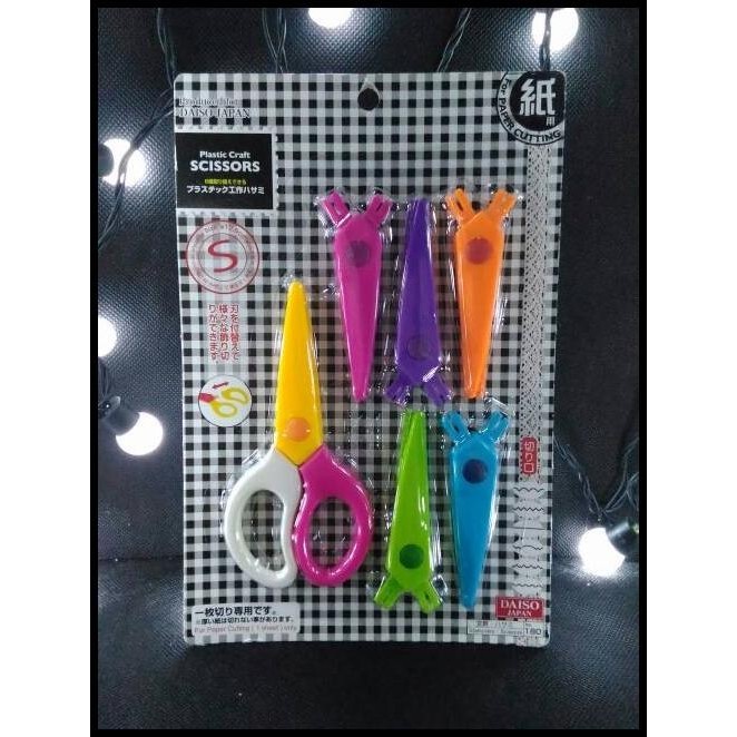 

BEST DEAL MONTESSORI SCISSOR GUNTING KREASI CRAFT (MATA TERBUAT DARI PLASTIK) !!!!!