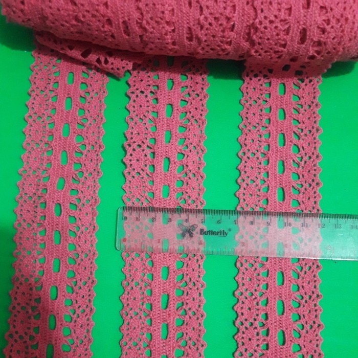 

renda rajut katun warna merah sesuai fto,5CM rp45.000/pcs/15yard
