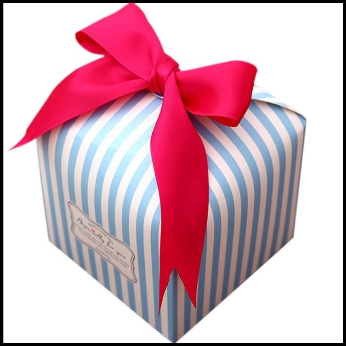 

HOT DEAL KOTAK HADIAH PAPER GIFT BOX SOUVENIR 14.5X14.5X14.5CM 319-277 !!!