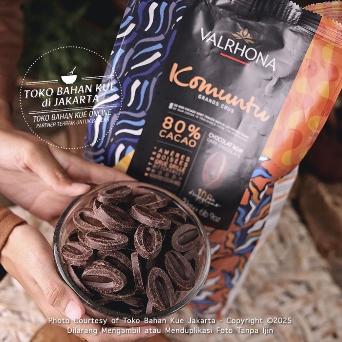 

Valrhona KOMUNTU 80% 100gr Dark Chocolate Couverture Cokelat Baking K01