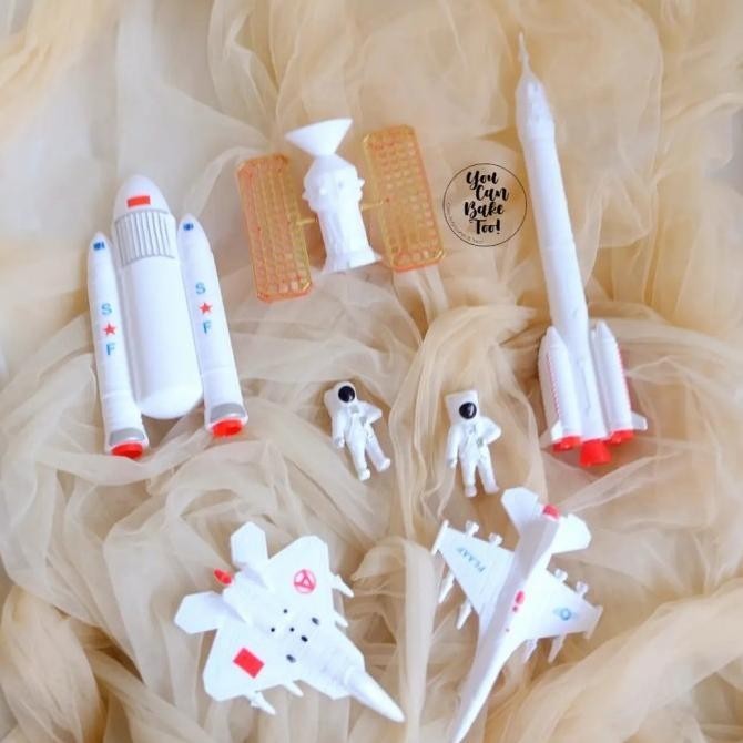 Set astronaut and rockets cake topper