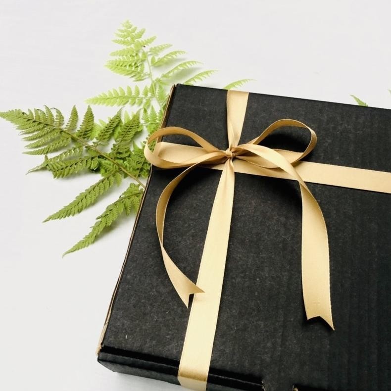 

BOX UKURAN 24X24X7/ KOTAK KADO/ BOX HAMPERS/ GIFT BOX TERLARIS