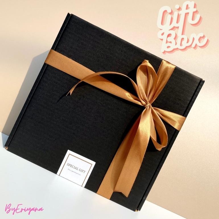 

BOX HAMPERS HITAM GIFT BOX KOTAK KADO ULANG TAHUN KARDUS HAMPERS KARDUS PACKING DUS SET PACKAGING HADIAH DENGAN PITA DAN KARTU UCAPAN BIRTHDAY WISUDA PACAR SAHABAT COWOK CEWEK ULTAH VALENTINE ANNIVERSARY GRADUATION LEBARAN WEDDING BABYBORN HARI GURU