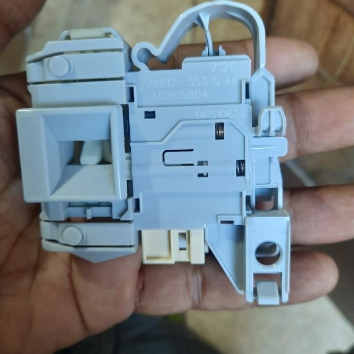 ] door lock otomatis pintu mesin cuci electrolux ewf85745