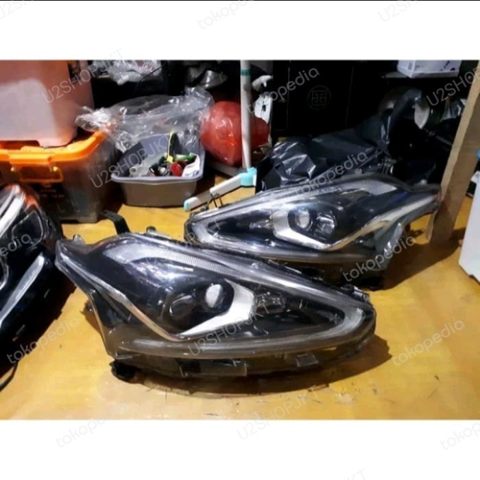 Headlamp Lampu depan Toyota Sienta Q Original