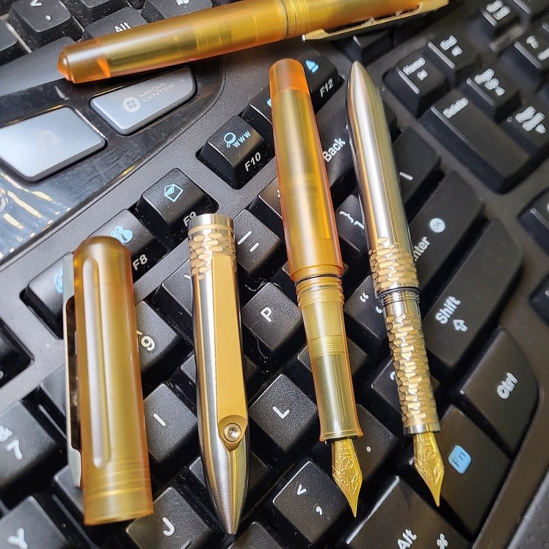 

Pena Tanda Tangan Pena Resin CNEDC PEI Pena Air Mancur Kuning Bening