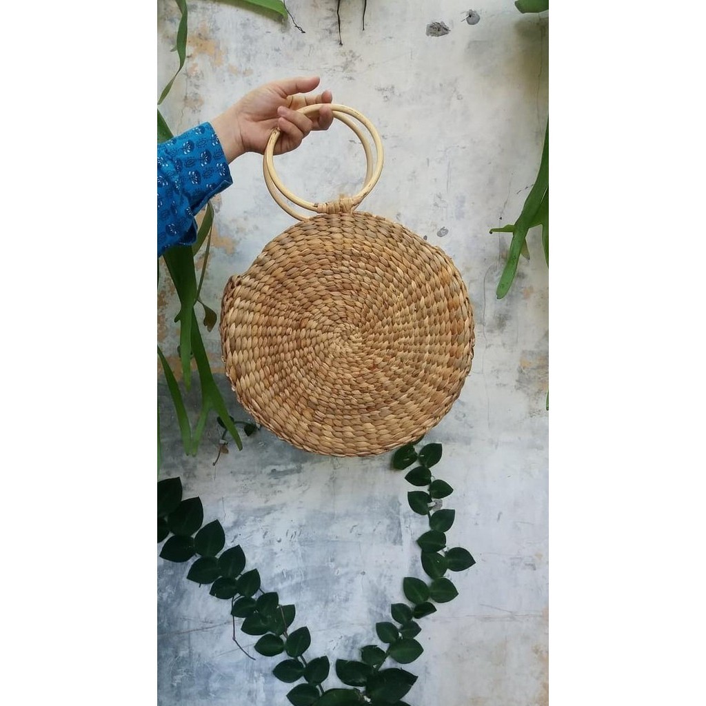 

Tas eceng gondok wanita bulat ukuran 29 x 29 x 8 cm