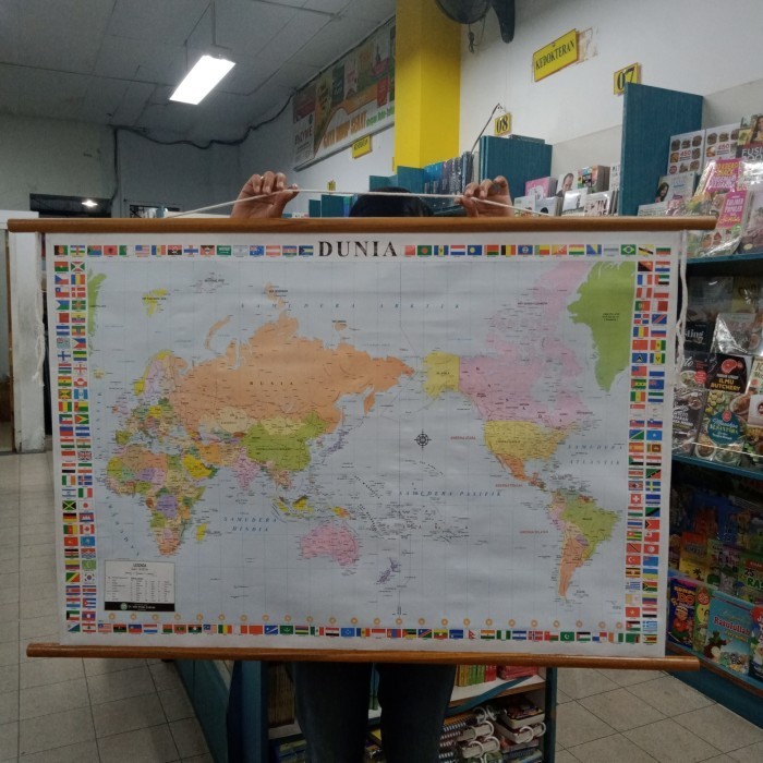 Ars Peta Bingkai Gantung Dunia Dan Bendera Negara