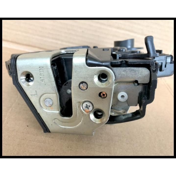 HOT DEAL DOOR LOCK ASSY PINTU TENGAH KIRI MOBIL TOYOTA INNOVA, FORTUNER, HILUX