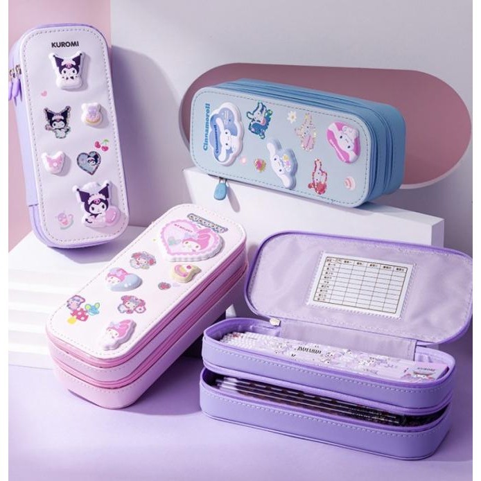 

KOTAK PENSIL ANAK DIY STIKER WATER PROOF DUA TINGKAT KUROMI MELODY TEMPAT KOTAK PENSIL ANAK TERLARIS TERBARU BRAND ASLI 100% MODERN TERMURAH BERKUALITAS BAGUS UNIK TREND 2023 2024