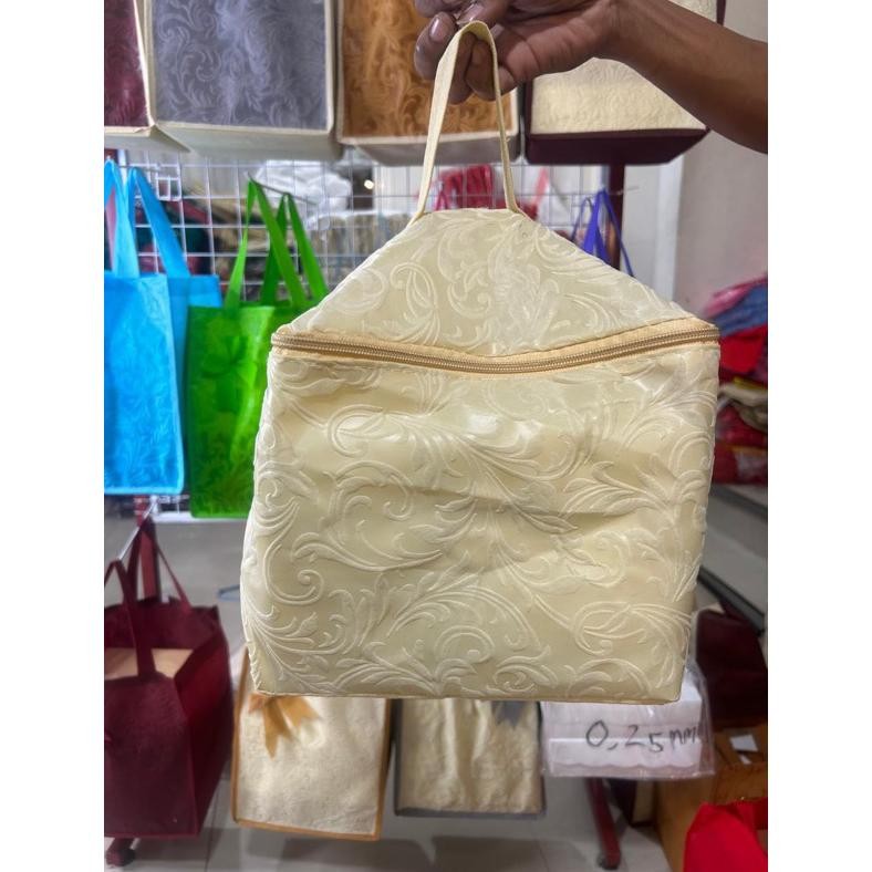 

tre-57 HARGA LUSIN ISI 12 BIJI- TAS HAJATAN KUBUS EMBOS PREMIUM TEBAL ASLI 70 GSM SIZE 22x22 -PAKAI RESLETING- Termurah