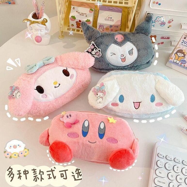 

FUZ-611 TEMPAT PENSIL / KOTAK PENSIL / PENCIL CASE SANRIO MELODY KIRBY KUROMI CINNAMOROLL TEMPAT KOSMETIK/ PENSIL SERBAGUNA/ DOMPET MELODY PANJANG/ BULU POM2 LEMBUT IMPOR Termurah