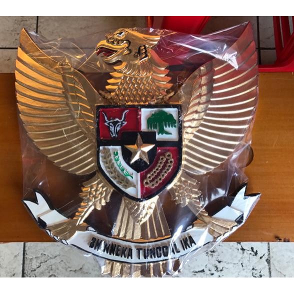 Patung Burung Garuda Bahan Kayu